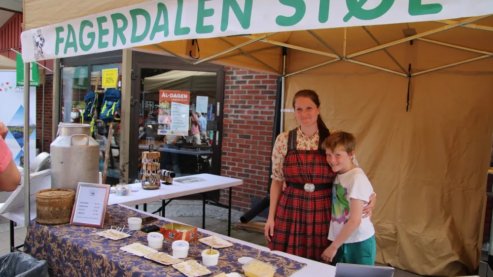 Bilde fra høstmarkedet i Ål. Boden til Fagerdalen støl